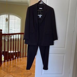 Sharp two piece pantsuit from Elizabeth Liz Claiborne. GUC Size 16W